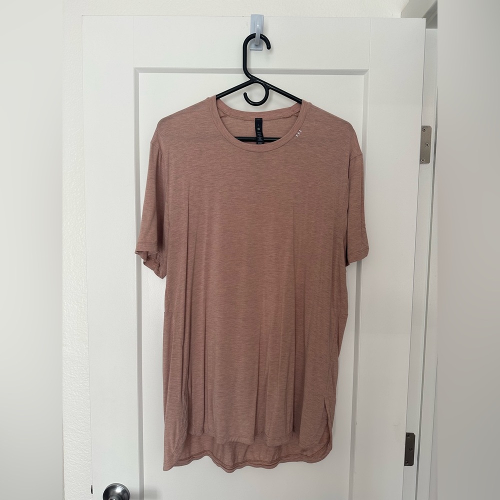 lululemon athletica Men’s Large Salmon T-shirt
